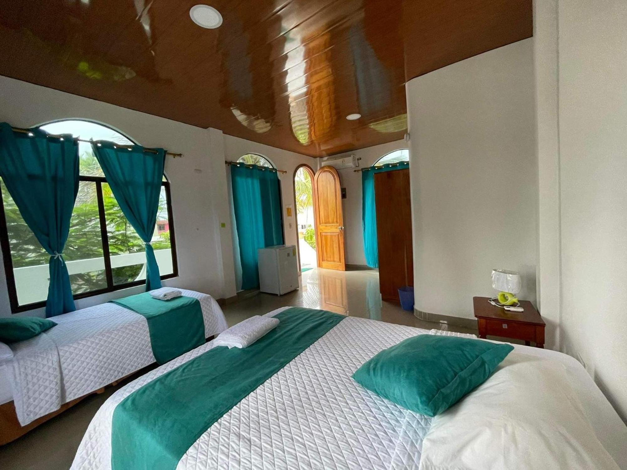 Hostal Muro De Las Lagrimas With High Speed Internet Starlink Puerto Villamil Exterior foto