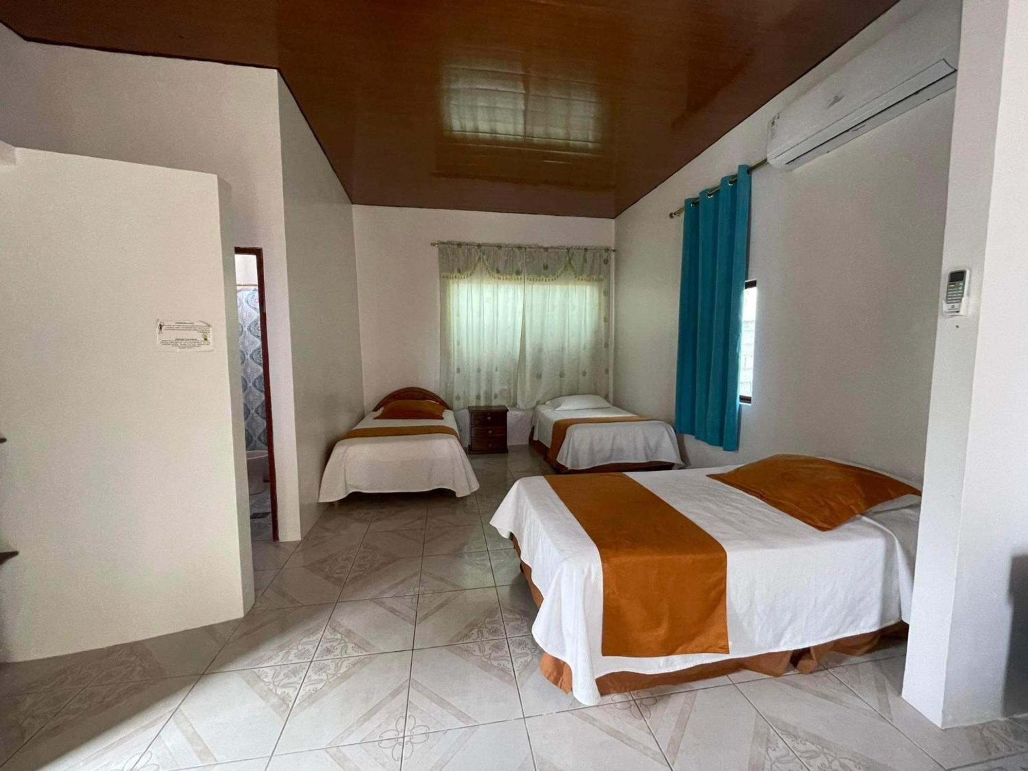 Hostal Muro De Las Lagrimas With High Speed Internet Starlink Puerto Villamil Exterior foto