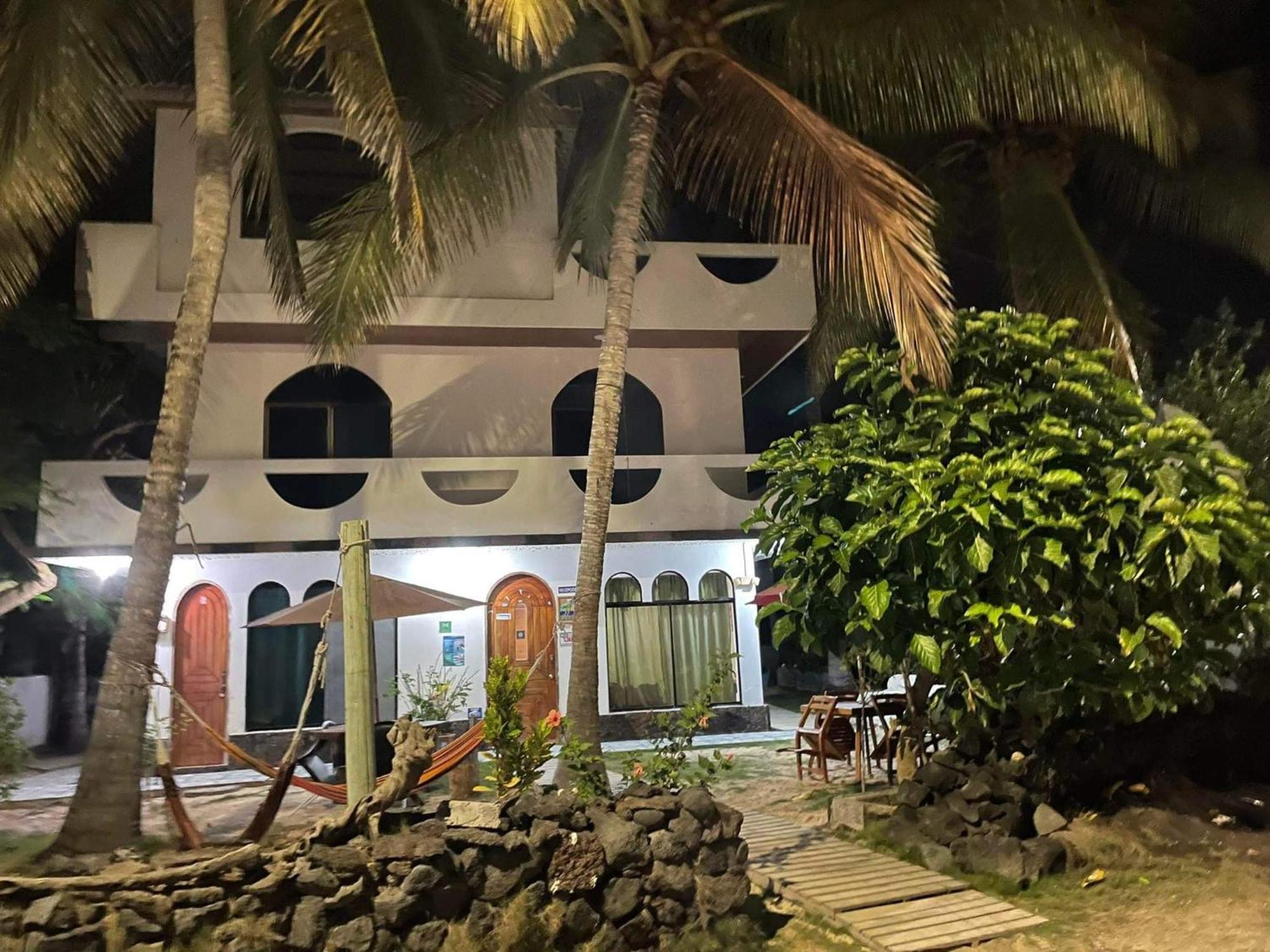 Hostal Muro De Las Lagrimas With High Speed Internet Starlink Puerto Villamil Exterior foto